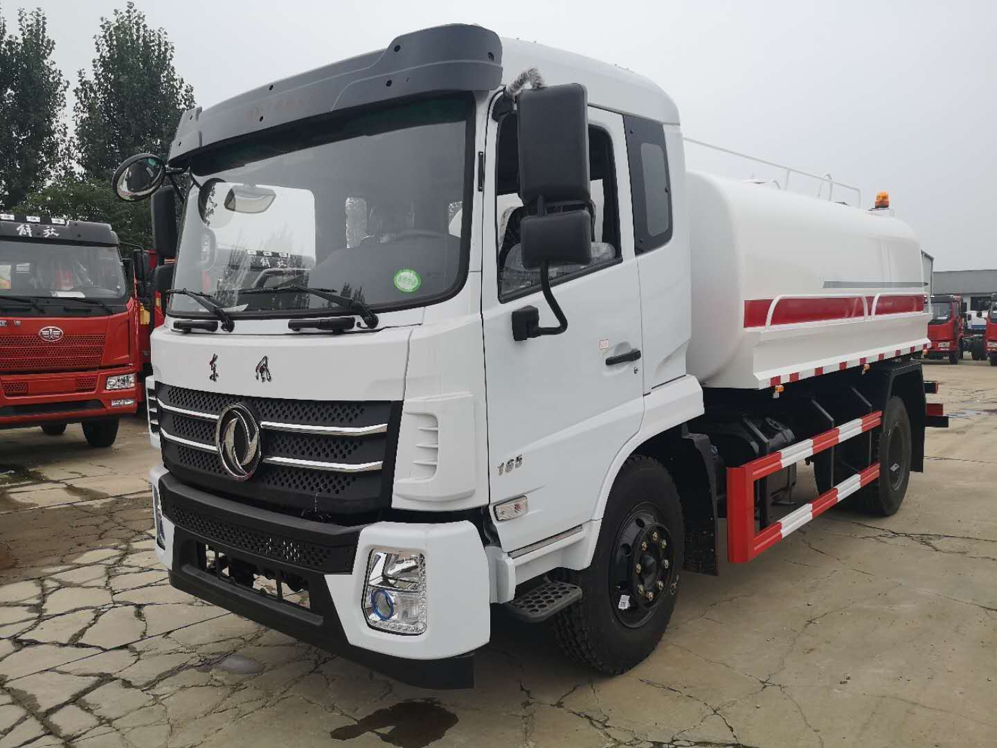 13.9萬(wàn)12方灑水車(chē)推薦(圖2)
