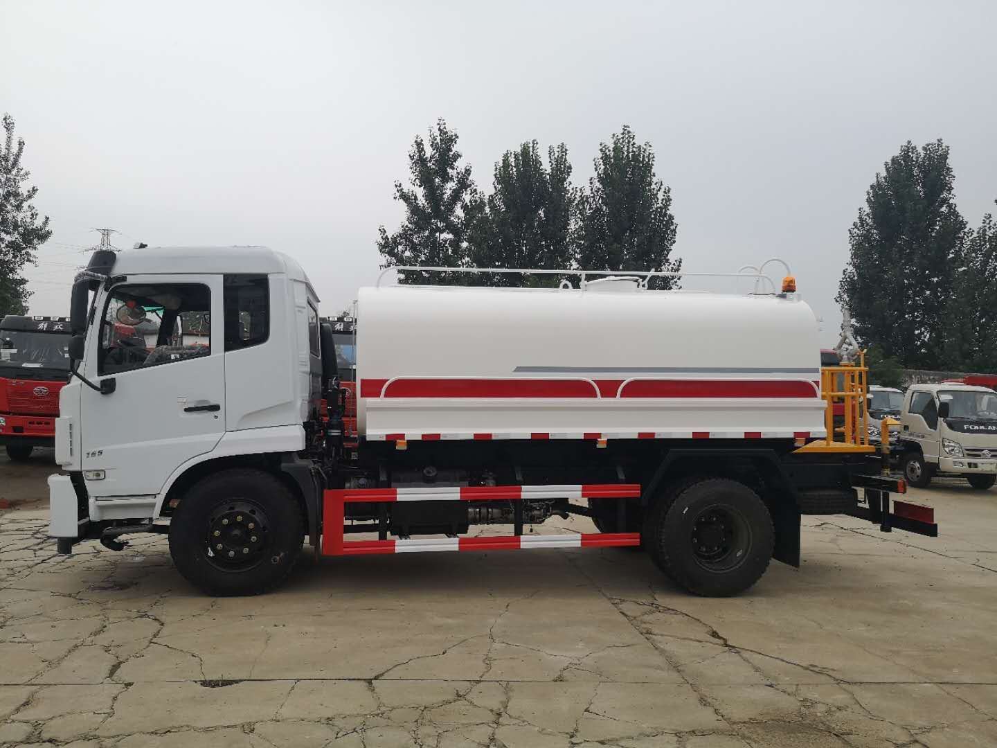 13.9萬(wàn)12方灑水車(chē)推薦(圖4)