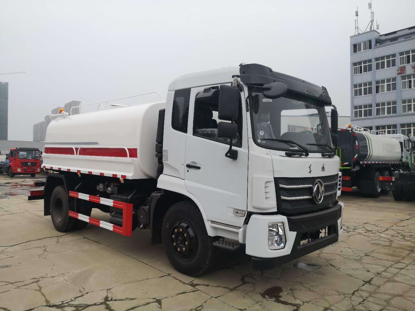 13.9萬(wàn)12方灑水車(chē)推薦(圖1)